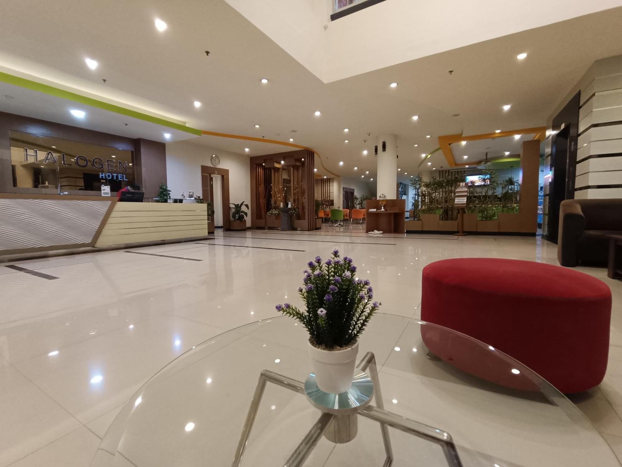 Halogen Hotel Airport Surabaya Sidoarjo Buitenkant foto